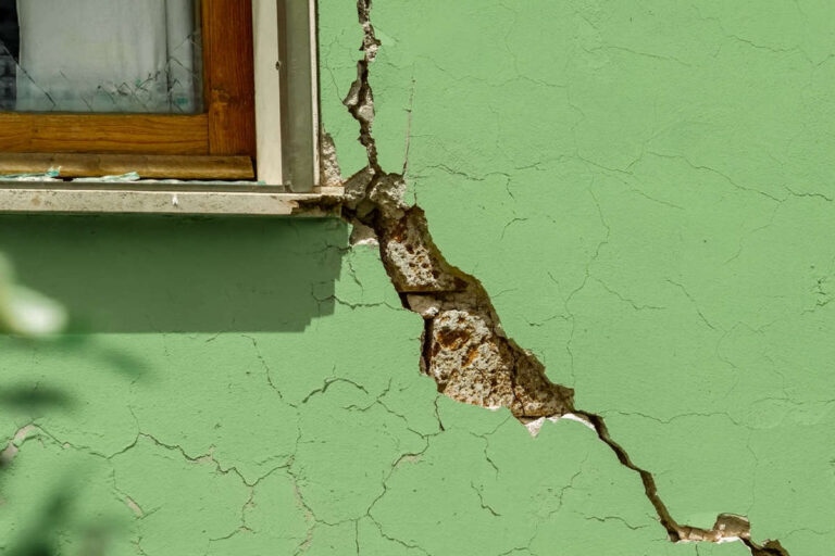 Superbonus 110% per aree terremotate. Parete di edificio con crepa strutturale, esempio di immobile che necessita di lavori di ristrutturazione antisismica ed efficientamento energetico con Superbonus 110%.