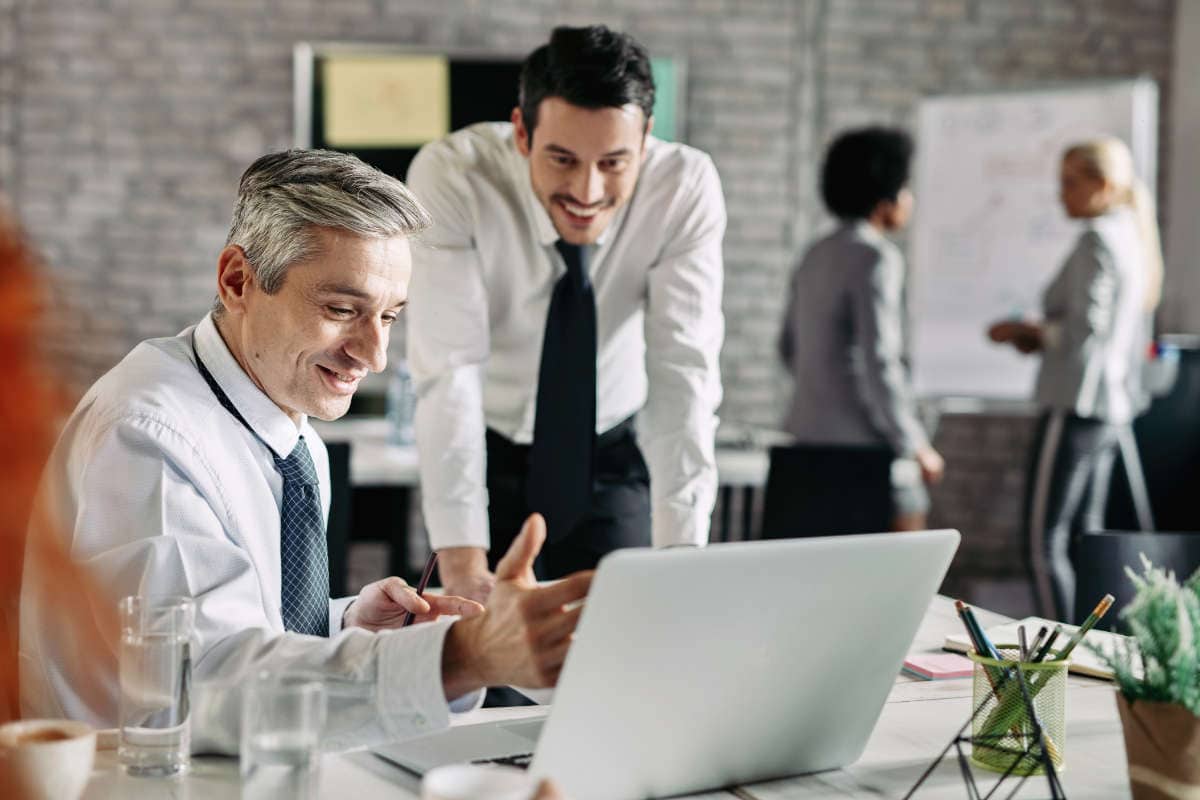 Team di consulenti GrifoFinance al lavoro su soluzioni finanziarie per imprese e professionisti, parte del Gruppo Grifo.