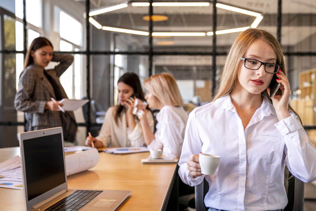 Colleghi di GrifoFinance che collaborano per supportare PMI e professionisti.