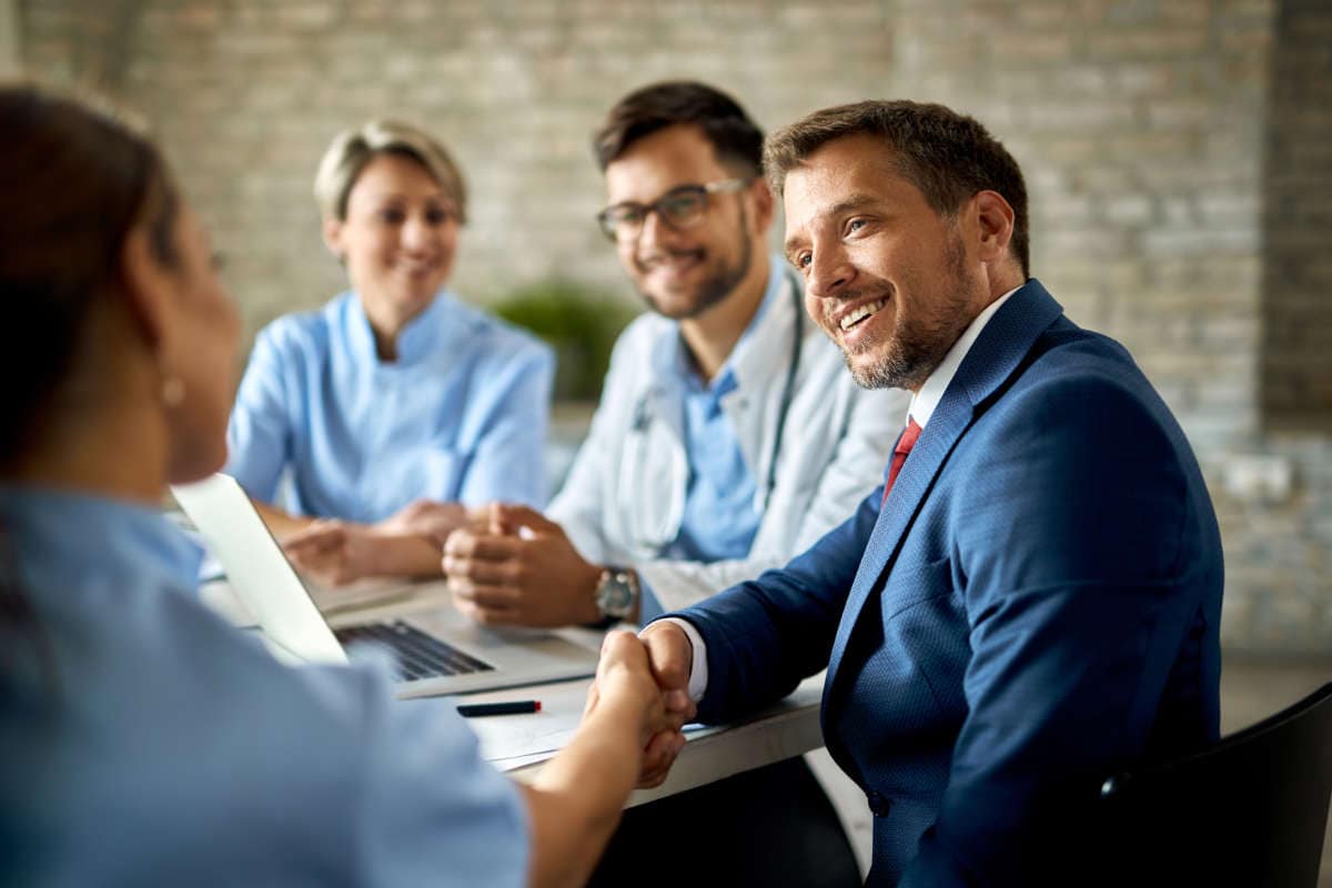 Consulenti finanziari di GrifoFinance al computer per analisi e valutazioni bancarie.