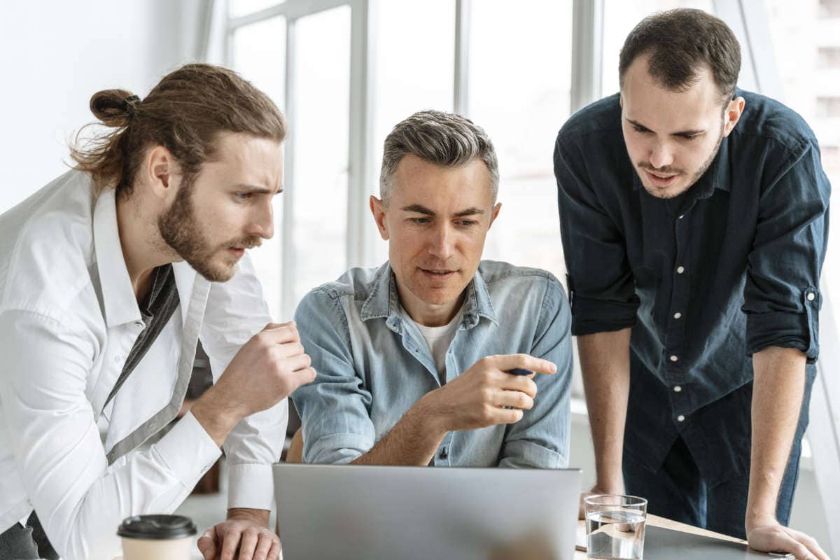 Staff di GrifoFinance che discute soluzioni finanziarie per piccole e medie imprese.