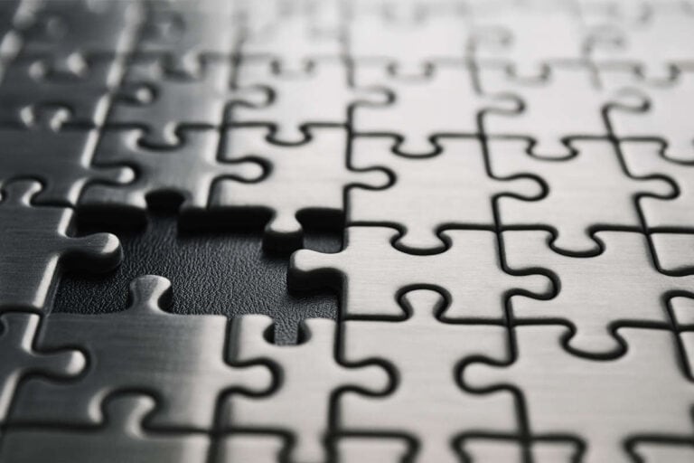 Puzzle metallico con un pezzo mancante che simboleggia la mediazione creditizia come elemento chiave per completare soluzioni finanziarie complesse.