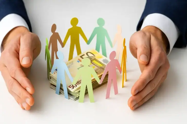 crowdlending per PMI rappresentato da mani maschili che proteggono un gruppo di persone stilizzate intorno a banconote in euro