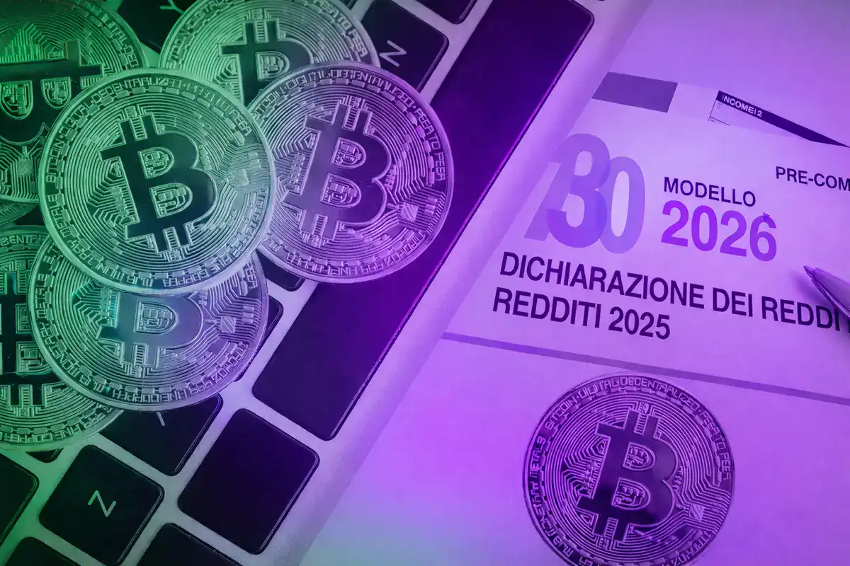 DAC8 criptovalute e dichiarazione dei redditi 2025 con bitcoin su tastiera e modello 730.